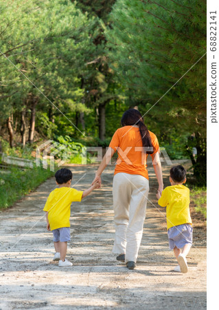 Family lifestyle travel 68822141