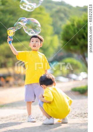 Family lifestyle sibling travel Family lifestyle sibling travel 68822818