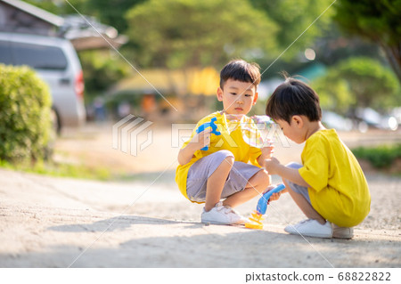 Family lifestyle sibling travel 68822822