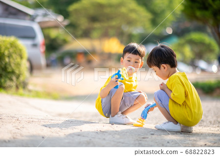 Family lifestyle sibling travel Family lifestyle sibling travel 68822823