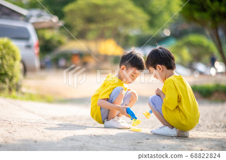 Family lifestyle sibling travel Family lifestyle sibling travel 68822824