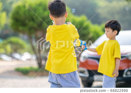 Family lifestyle sibling travel 68822898