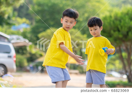 Family lifestyle sibling travel 68823069