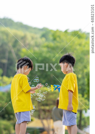 Family lifestyle sibling travel Family lifestyle sibling travel 68823101