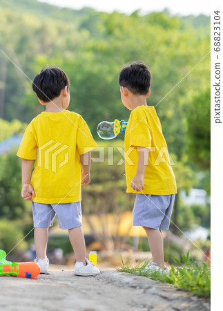 Family lifestyle sibling travel 68823104