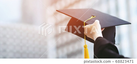 New graduates are unemployed because of the economic downturn. 68823471
