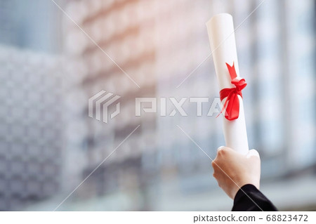 New graduates are unemployed because of the economic downturn. 68823472