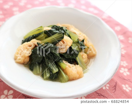 A delicious stew of Japanese mustard spinach and deep-fried tofu A delicious stew of Japanese mustard spinach and deep-fried tofu 68824854