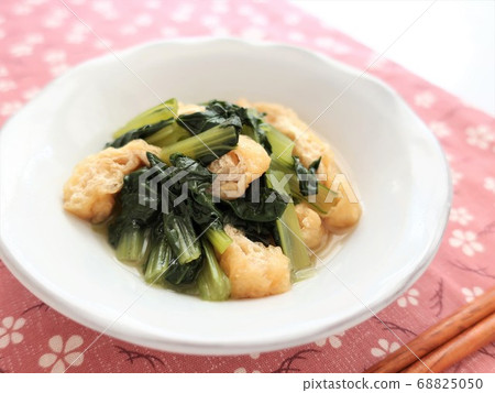 A delicious stew of Japanese mustard spinach and deep-fried tofu 68825050