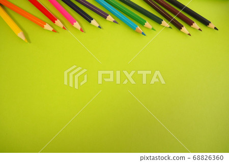 12 colored pencils lined up on a green background paper (horizontal-top arrangement) 12 colored pencils lined up on a green background paper (horizontal-top arrangement) 68826360