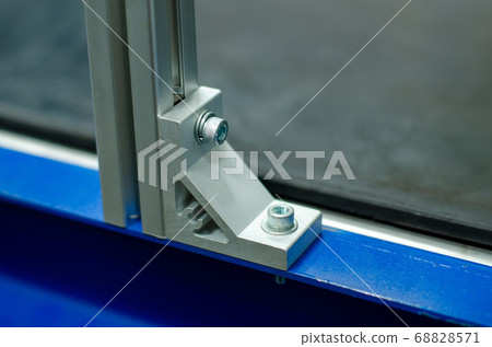 Aluminum frame fixed to the corner with hex screws Aluminum frame fixed to the corner with hex screws 68828571