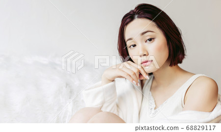 Women's beauty image skin care body care hair removal 68829117