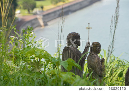 站在懸崖上的石像(原始城堡遺址/長崎縣南島原市南有馬町) 站在懸崖上的石像(原始城堡遺址/長崎縣南島原市南有馬町) 68829150