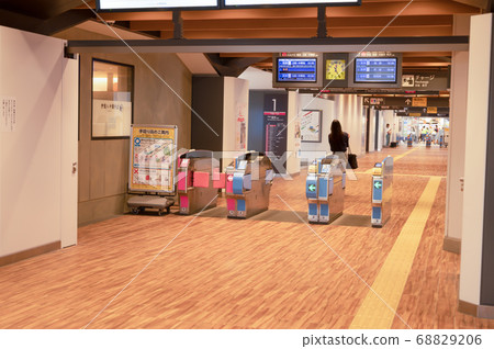 Tokyu Electric Railway Toyoko Line Yutenji Station ticket gate 68829206