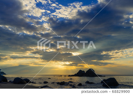 福岡縣伊藤島市的“櫻井Futtigura的Meotoiwa”在日落時 68829900