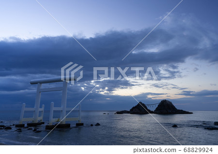 "Meotoiwa of Sakurai Futigaura" at sunset, Itoshima City, Fukuoka Prefecture 68829924