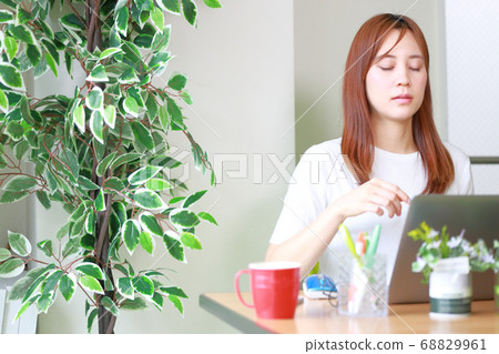 遠程辦公女人遭受困倦 68829961