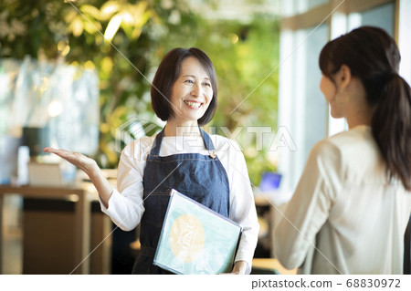 Restaurant clerk 68830972