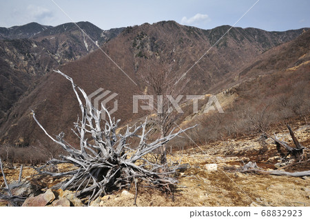 由於從山坡，三澤上游和Watarase河上游源頭的山上看到的煙霧破壞，三澤西南的蘆尾山脈左岸山脊 68832923