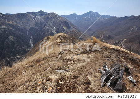 Mountains of the headwaters of the Watarase River seen from the middle of the southwest ridge of Mt. Mountains of the headwaters of the Watarase River seen from the middle of the southwest ridge of Mt. 68832928