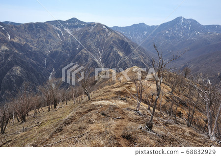 從富士山西南山脊的中部看的屈瀨瀨河的水源山。 68832929