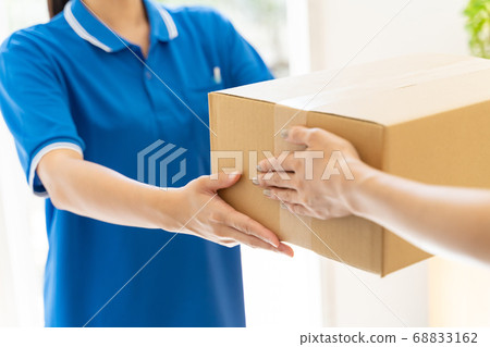 快遞女司機送行李 68833162