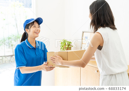 快遞女司機送行李 68833174