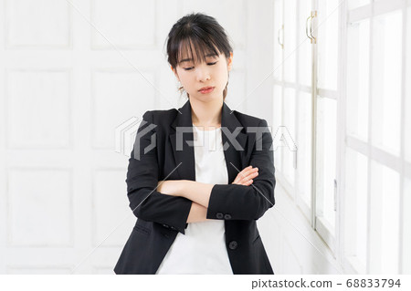 年輕女子做一個思考的手勢 68833794
