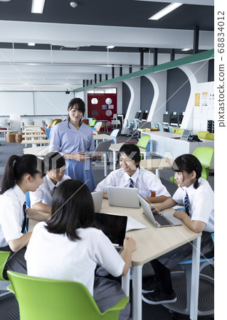 初中學生做小組作業 68834012