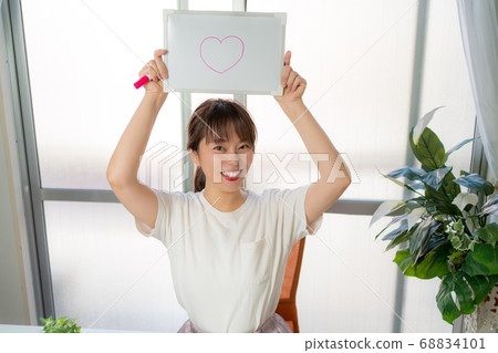 一個女人與標語牌 68834101