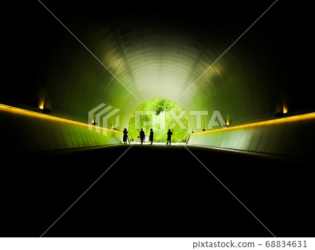 隧道後面的綠色 68834631