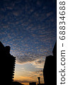 傍晚的天空，有斑點的雲 68834688
