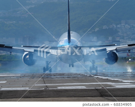 波音777-300飛機在大阪國際機場降落 68834905