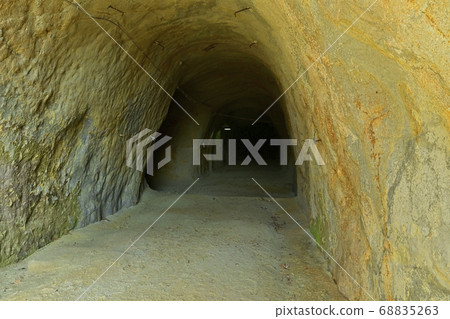 在吉美百子山上建造的地下軍需品工廠遺蹟的洞穴 在吉美百子山上建造的地下軍需品工廠遺蹟的洞穴 68835263