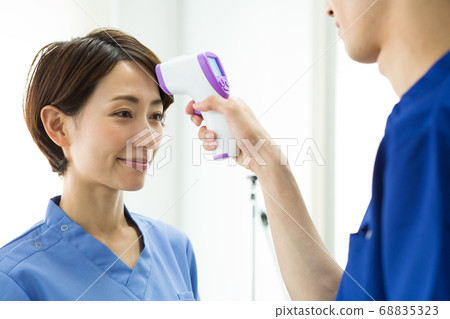 A nurse who measures the heat 68835323