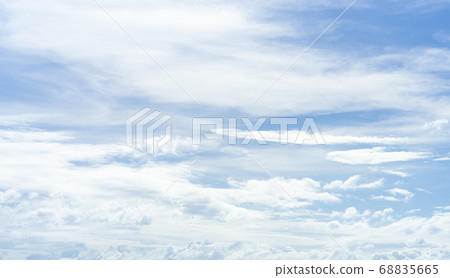 清新夏日的天空藍天白雲背景素材 68835665