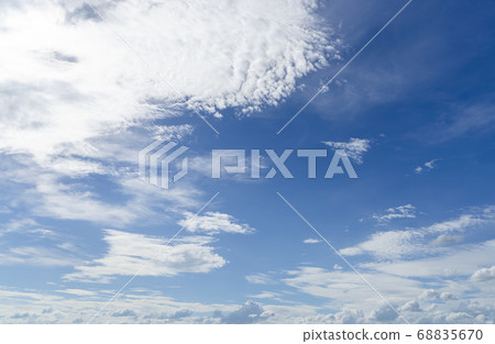 Refreshing summer sky blue sky/white clouds background material 68835670