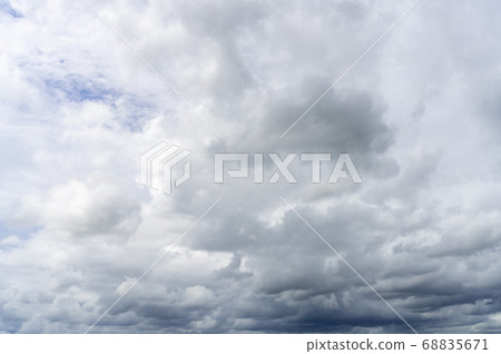 Refreshing summer sky blue sky/white clouds background material 68835671