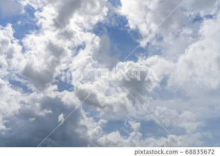 Refreshing summer sky blue sky/white clouds background material 68835672