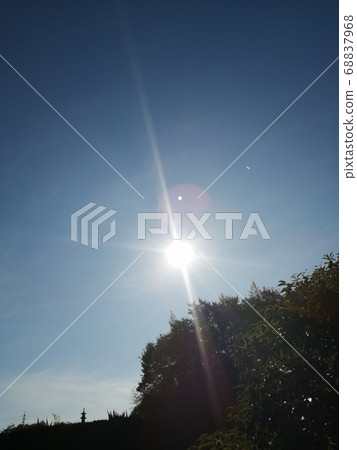 交叉太陽的夏日的天空 交叉太陽的夏日的天空 68837968