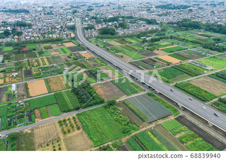 鳥瞰雨季天空和新沼沼大橋收費公路 68839940