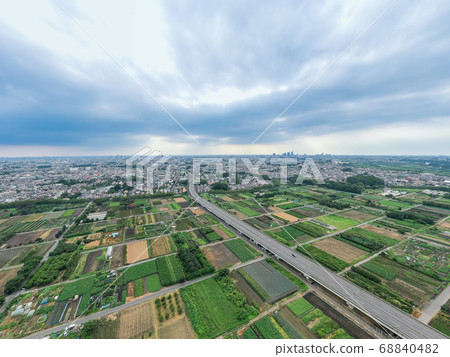 鳥瞰雨季天空和新沼沼大橋收費公路 鳥瞰雨季天空和新沼沼大橋收費公路 68840482