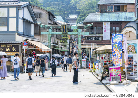 [Kanagawa] Bennoten Nakamise Road and Bronze Torii in Enoshima 68840842