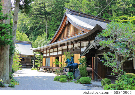 Tokuonji Main Hall and Kiso Yoshinaka Mausoleum, Kiso Town, Nagano Prefecture 68840905