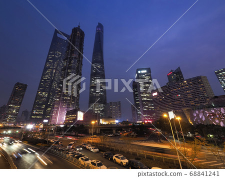 中國上海浦東陸家嘴地區的摩天大樓的夜景〜上海塔,金茂大廈,上海環球金融中心 中國上海浦東陸家嘴地區的摩天大樓的夜景〜上海塔,金茂大廈,上海環球金融中心 68841241