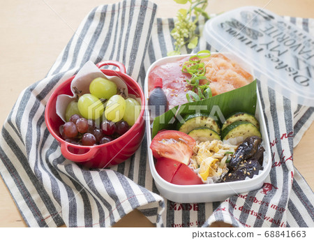 Handmade delicious lunch [Seafood bowl] 68841663