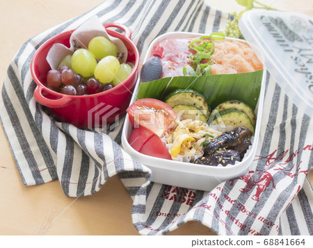 Handmade delicious lunch [Seafood bowl] 68841664
