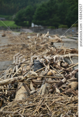 Floats and garbage washed up at the beach 68842057