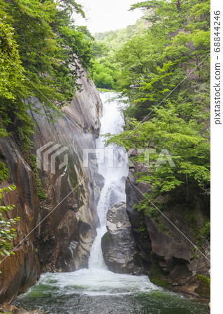 Waterfall seen from the front (pull) Waterfall seen from the front (pull) 68844246