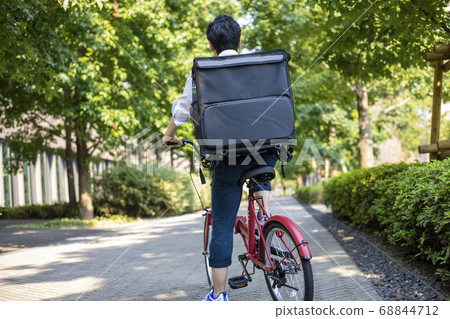 從事兼職送餐的男人 從事兼職送餐的男人 68844712